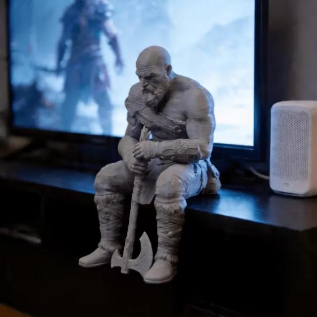 Estátua Guerreiro Nórdico Musculoso Sentado em Pedestal e Estátua Barbuda com Machado 3D