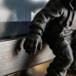 Figura Decorativa de Monitor com Capuz de Escalador, Preta, Impressa em 3D, Ornamento Misterioso para Mesa de Jogos, Impressão 3D com Pequenas Imperfeições - Image 3