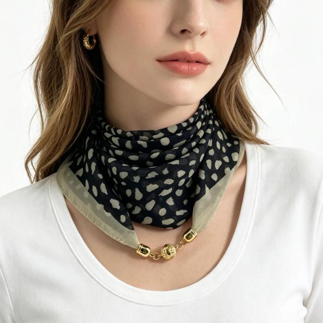 Lenço Quadrado de Chiffon com Estampa de Leopardo e Fecho Magnético 60cm