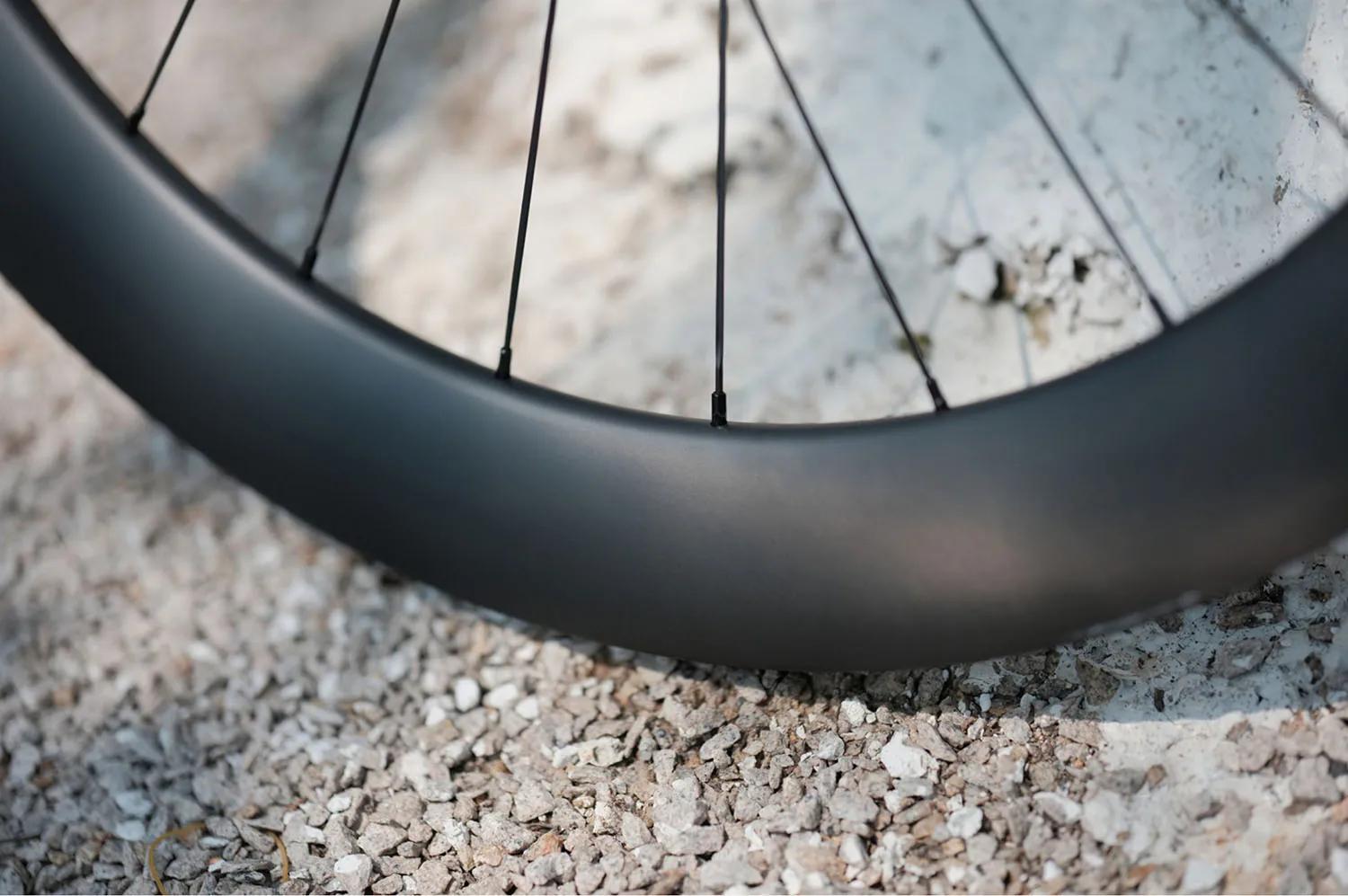 Como baixo que 980g ultraleve construído à mão 700c carbono aero cascalho rodado, clincher/tubeless pronto, disco de bloqueio central, corrida de estrada - Image 1