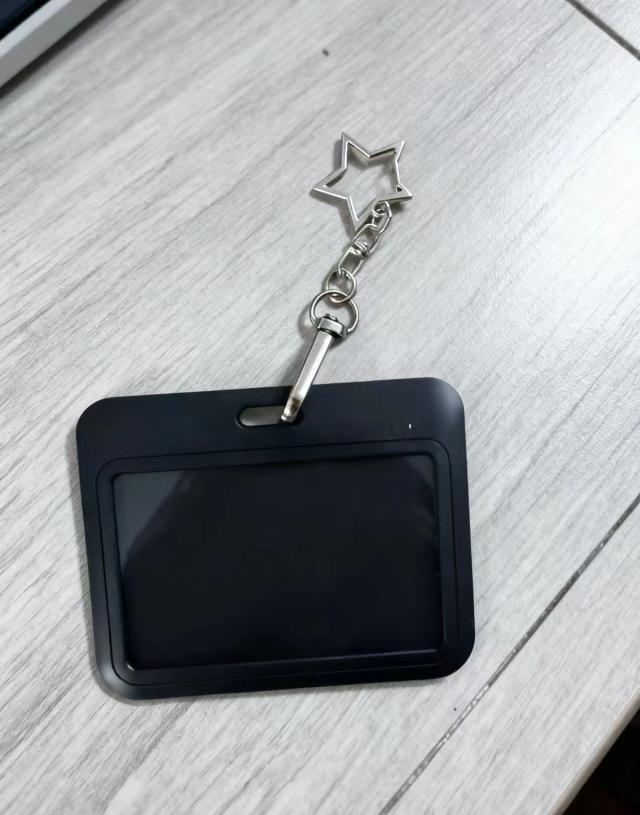Porta-Cartões Estrela com Pingente Versátil para Bolsa e Chaveiro - Ideal para Identificação e Fotos