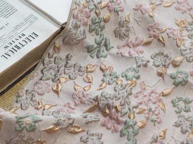 Tecido Jacquard Ouro Bolha 140cm Elegância Sofisticada para Vestidos e Decoração