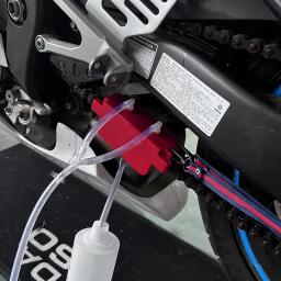 Kit de Limpeza de Correntes para Motocicletas: Escova, Ferramenta de Limpeza de Engrenagens, Dispositivo de Lubrificação e Acessório de Lubrificação com 2 Garrafas - Image 3