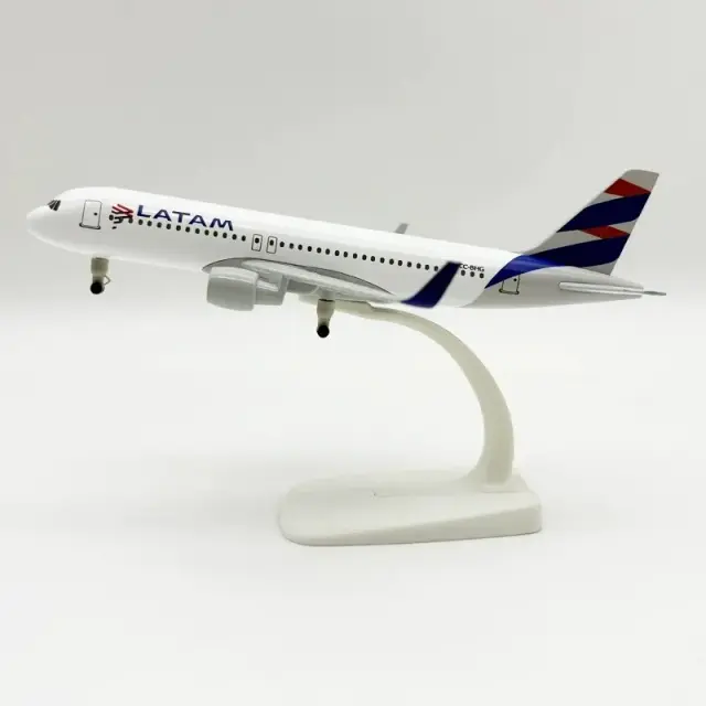 Modelo de avião de metal fundido de 20cm, A320 Latam Airways Chile, escala 1/300, com rodas de pouso para exibição e coleção.