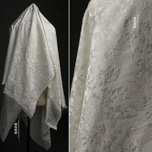 Tecido Jacquard Branco Irregular Planta 100cm - Moda e Design de Luxo