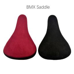 Selim para bicicleta BMX, disponível nas cores bordô e preto, feito de veludo, com as dimensões de 23 cm (comprimento) x 16 cm (largura) x 6 cm (altura), confortável. - Image 1