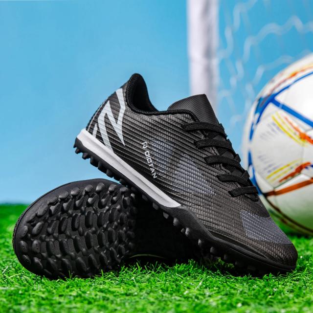 Chuteiras de futebol profissional são leves, respiráveis, com cravos TF, adequadas para todas as estações de futebol ao ar livre.