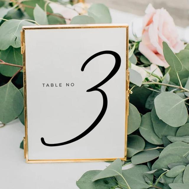 Cartões de mesa elegantes para casamento romântico com números de mesa e design simples