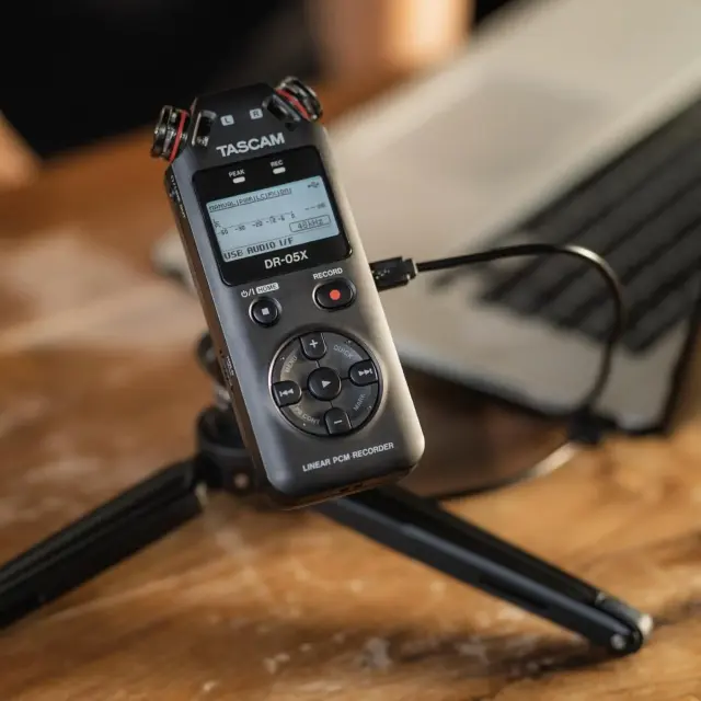 Gravador de Áudio Digital Portátil TASCAM DR-05X com LCD Gráfico e Envio Rápido