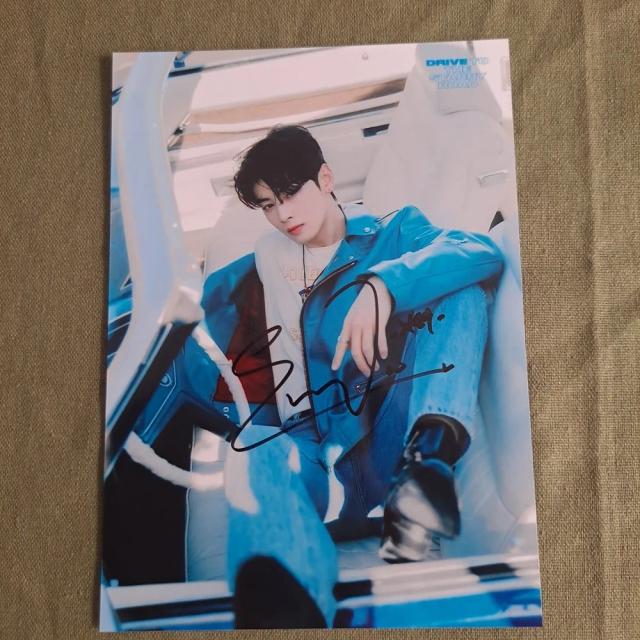Foto autografada de Cha Eunwoo em tamanho 5x7, com assinatura manual de janeiro de 2021