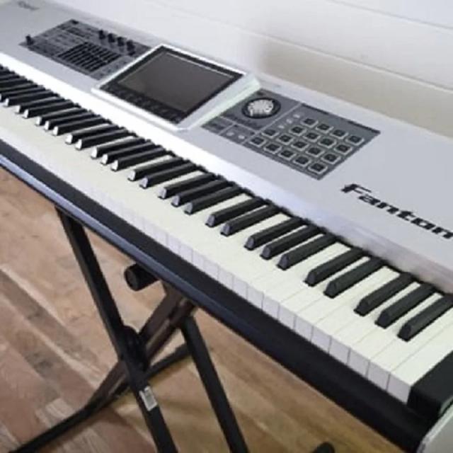 Teclado Roland Fantom G8 Novo de 88 Teclas - Autêntico e de Alta Qualidade com Acessórios Inclusos