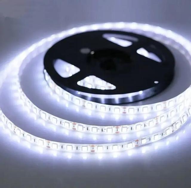Fita LED 5050 de 5 Metros com Silicone IP65 e Fonte 12V Bivolt - Luz Branca Fria 6000K
