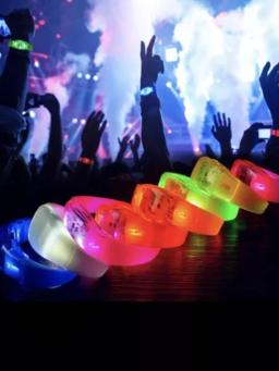 Lançamento Kit Com 5,10, 20 ou 50 Pulseiras Led Ativada Por Som E Música Festas Eventos Casamentos Envio Imediato - Image 2
