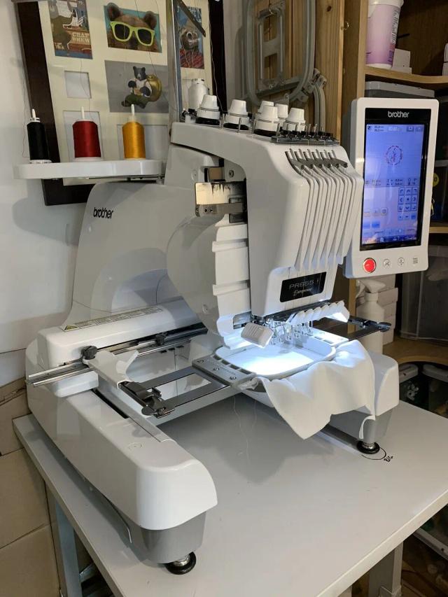 Máquina Bordadora Industrial Pr1000e: 10 Agulhas e Tecnologia Computadorizada para Resultados Profissionais