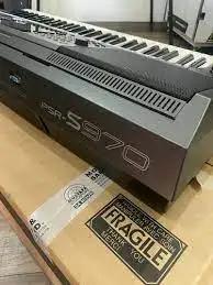 Teclado Yamaha PSR S970 com 76 Teclas e Alto-Falantes - Ideal para Músicos Iniciantes e Intermediários
