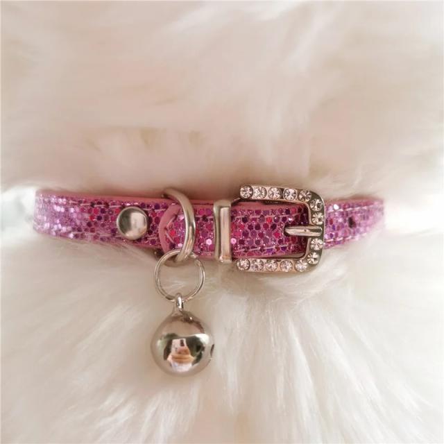 Coleira de Luxo Ajustável com Strass e Sinos para Cães e Gatos Pequenos em Couro Decorativo