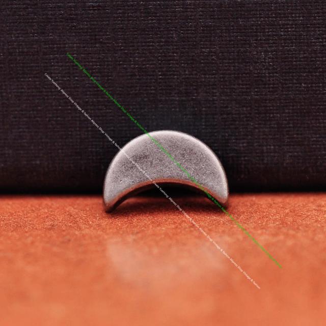 Prendedor de Placa de Prata Antiga em Forma de Lua para Decoração de Cintos e Pulseiras - 50pcs 11*7mm com Rebite para Leathercraft