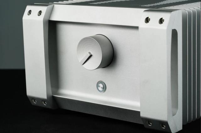 Amplificador Mono Potência Nbz20 com Chassis em Alumínio e Dissipação de Calor Eficiente em Ambos os Lados