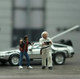 Clássico Diorama Miniature Cena Coleção Modelo, De Volta Para O Futuro, 2 Pessoas Elenco Carro de Liga, Figuras Simulação Estáticas, Escala 1:64 - Image 4