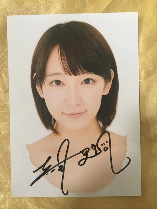 Foto autografada de Riho Yoshioka em 5x7 com autógrafos em tinta J-POP 062020