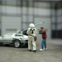 Clássico Diorama Miniature Cena Coleção Modelo, De Volta Para O Futuro, 2 Pessoas Elenco Carro de Liga, Figuras Simulação Estáticas, Escala 1:64 - Image 5