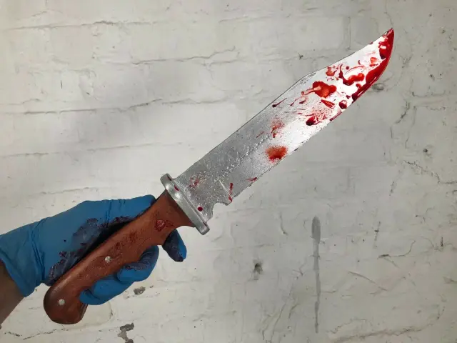 Faca de Caça Realista em Plutônio para Decoração de Halloween e Trajes de Horror