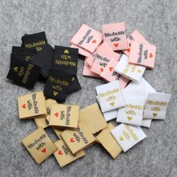 100 peças etiquetas artesanais em estoque/etiquetas douradas/etiquetas personalizadas de tecido/etiquetas bordadas de vestuário - Image 1