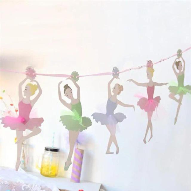 Ballet Pendurado: Decoração Encantadora de Jardim de Infância com Linda Menina