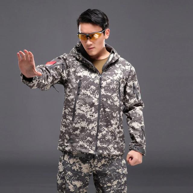Jaqueta Softshell Impermeável Camuflada para Caça, Caminhadas e Acampamento com Capuz e Estilo Tático