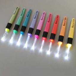 1 pc led luz ganchos de crochê agulhas de tricô tecelagem accessoriestoolscrochet ganchos diy luminosa ferramenta de agulha de tricô - Image 1