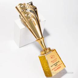 Troféu de metal personalizado com medalha de base de cristal Recompensa comercial e universal Excelente competição de funcionários Lembrança para comercial, 1pc - Image 1