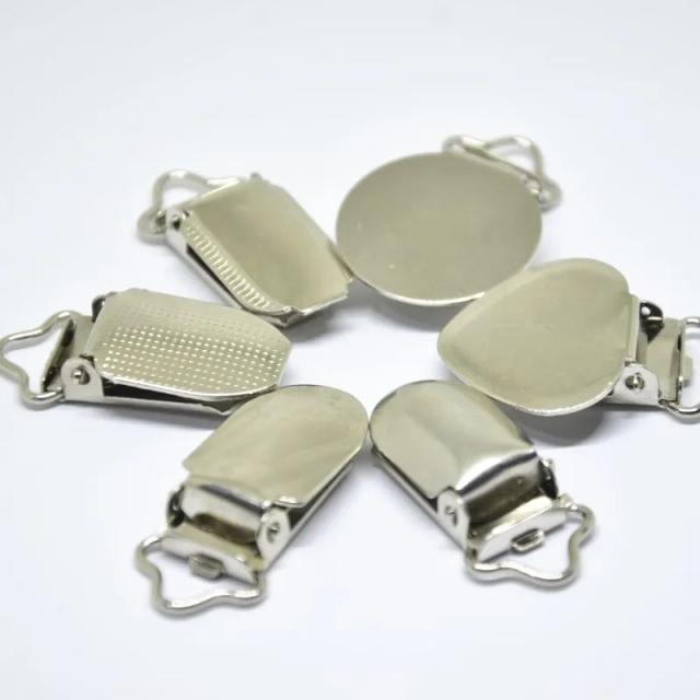 Prendedor de Chupeta de Metal Prateado para Bebê com Bolinhas, Fecho de Coração e Inserção de Plástico - Conjunto com 30 Peças