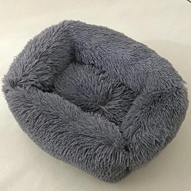 Sofá-cama quadrado para cães e gatos com almofada antiderrapante e aconchego para o inverno