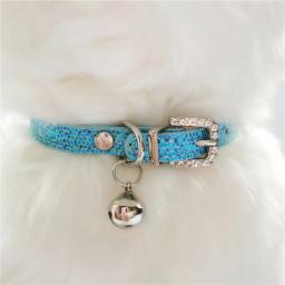 Coleira ajustável com pedras de strass para animais de estimação, cães e gatos, com sinos, decoração de couro, colar de luxo para cães pequenos - Image 1