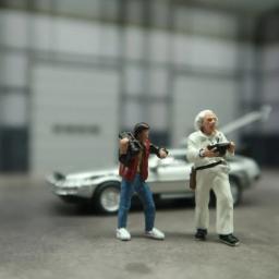 Clássico Diorama Miniature Cena Coleção Modelo, De Volta Para O Futuro, 2 Pessoas Elenco Carro de Liga, Figuras Simulação Estáticas, Escala 1:64 - Image 3