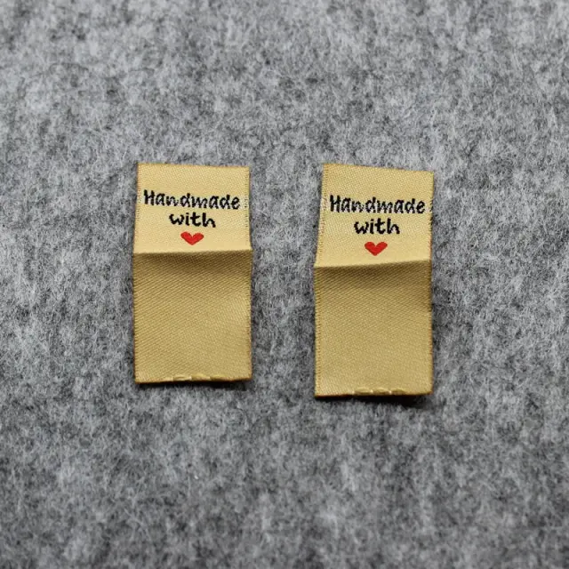 Etiquetas Artesanais: 100 Peças Douradas, Personalizadas e Bordadas para Vestuário em Estoque