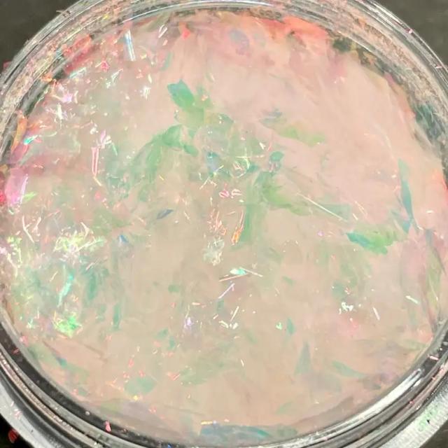 Aurora Iridescente: Transformação de Flocos Camaleônicos em Chamas Vermelhas com Efeito Dicroico e Transparente