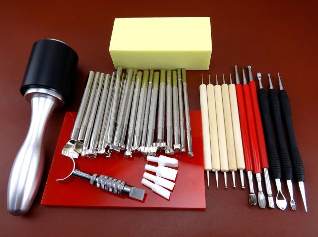 Conjunto Completo de Ferramentas para Estampagem em Couro - 35 Peças com Martelo, Faca Giratória, Cortador e Acessórios para Artesanato em Couro