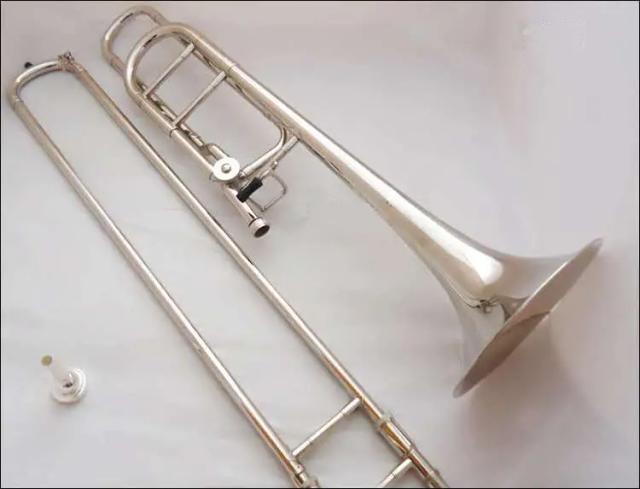 Trombone Tenor Niquelado com Bocal e Estojo de Limpeza - Instrumento Musical Bonito e Moderno