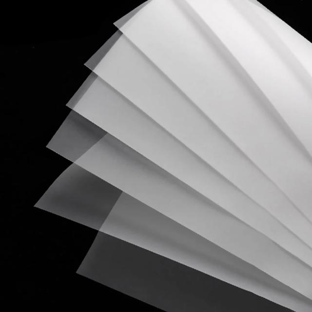 Papel vegetal translúcido e papéis especiais para caligrafia e desenho em formatos A3 e A4, disponíveis em pacotes de 20, 50 e 100 folhas