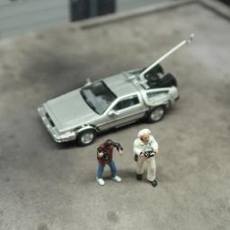 Clássico Diorama Miniature Cena Coleção Modelo, De Volta Para O Futuro, 2 Pessoas Elenco Carro de Liga, Figuras Simulação Estáticas, Escala 1:64 - Image 2
