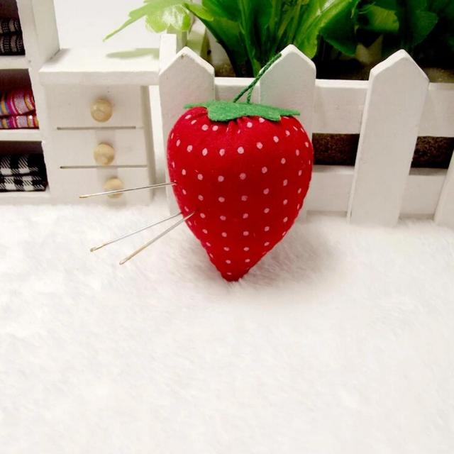 Almofada com Agulha para Artesanato em Forma de Morango - Acessório de Costura Caseira em Madeira, 1 Peça