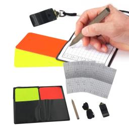 O cartão do árbitro do futebol, 1 grupo, caderno com o cartão vermelho e o amarelo assobia, equipamento útil para o árbitro, futebol, futebol - Image 1