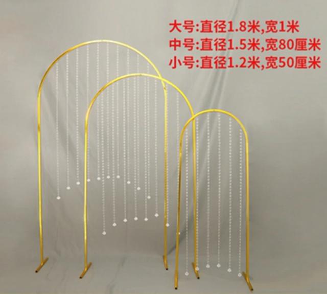 Arcos Decorativos para Cortinas e Flores Artificiais: Adereços de Metal para Casamentos Elegantes