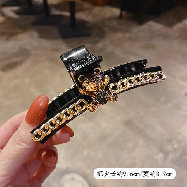 Garra de cabelo vintage artesanal com corrente de metal e detalhes em urso e coelho dourados para mulheres
