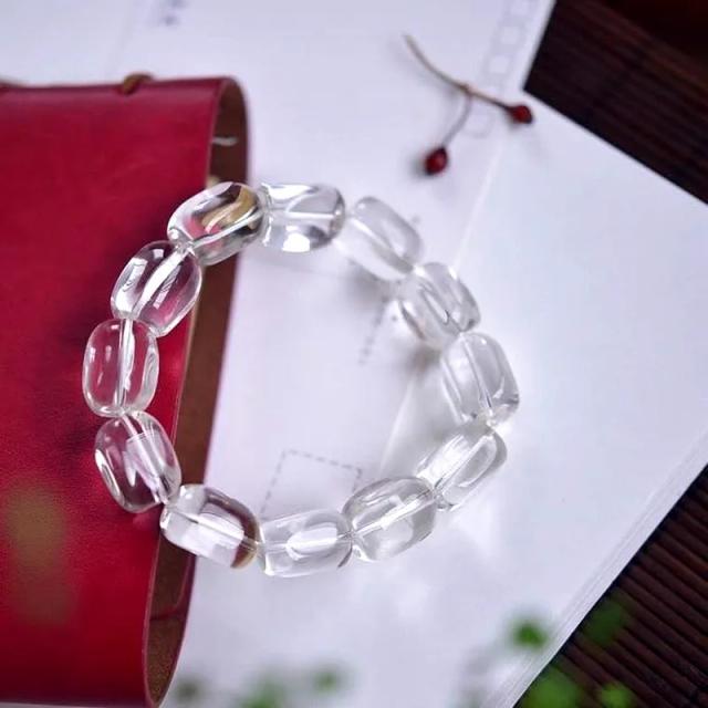 Pulseiras artesanais de cristais de cura com berloques elegantes para mulheres: a joia perfeita para presentes e estilo.