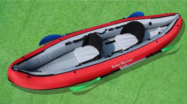 Caiaque Solar Inflável Portátil de 330 cm para Esportes Aquáticos e Pesca, Ideal para 2 Pessoas e Competições Radicais