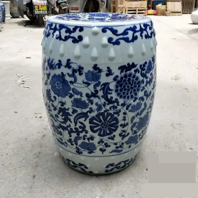Banco cerâmico grande redondo pintado à mão em azul e branco com lótus para varanda