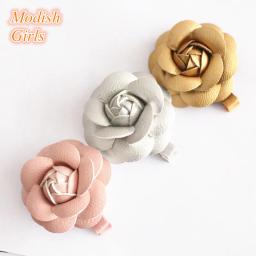 Prendedores de cabelo dourados com flor de couro artificiais, acessórios para crianças prendedores de cabelo para crianças com diferentes formatos rosa floral e rosa - Image 1