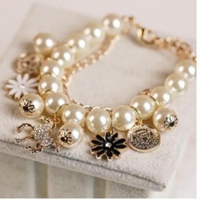 Pulseira de Pérola de Múltiplas Camadas com Pingente de Pônei e Pétala - Moda Coreana por Atacado